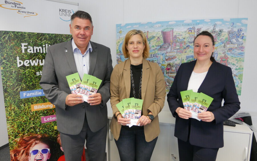  Landrat Mario Löhr, Geschäftsführerin Sandra Ruiz und Dr. Nina Jung von der WFG stellen den Wettbewerb vor. (Foto: Max Rolke – Kreis Unna)