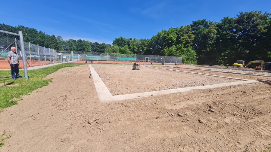 Die Ausmaße sind bereits erkennbar: Auf der Vereinsanlage des TuS Elch entstehen zwei Paddel Tennis-Plätze, die auch noch mit einem Glaskasten überbaut werden. (Foto: P. Gräber -- Emscherblog)