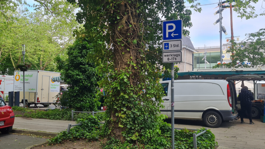 Auch rund um den Marktplatz hat die Gemeinde Holzwickede inzwischen die neuen Parkzeitbegrenzungen ausgeschildert. (Foto: P. Gräber - Emscherblog) 