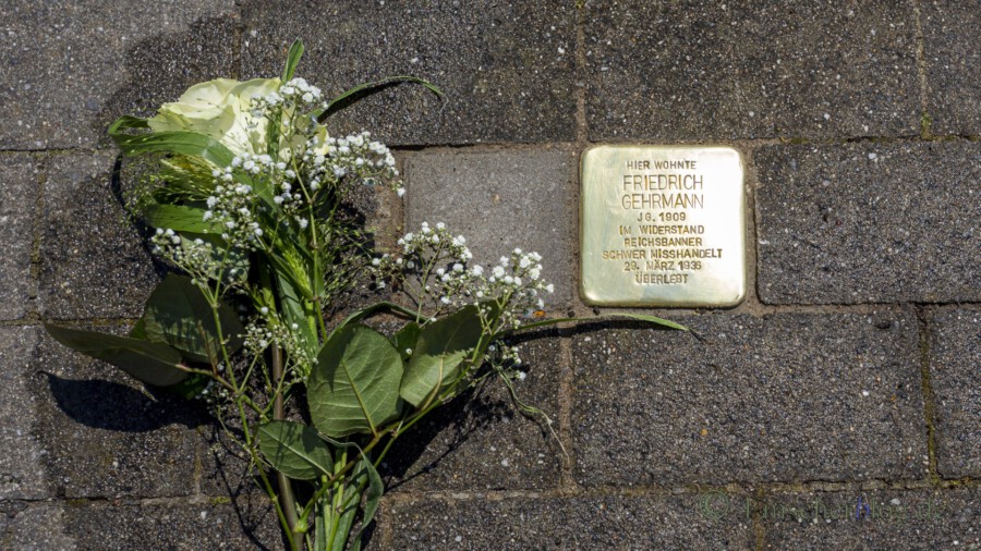 Dieser Stolperstein wurde für Friedrich Gehrmann vor dem elterlichen Wohnhaus Chaussee 124 verlegt. (Foto: P. Gräber - Emscherblog)