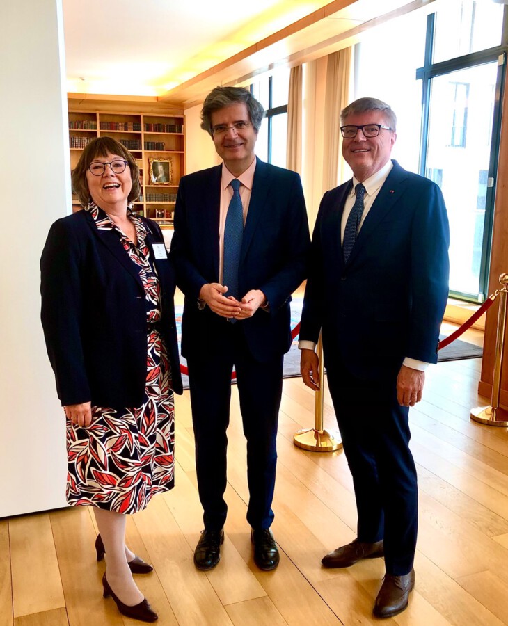 Gelegenheit zum Austausch in Berlin: Botschafter François Delattre (M.) mit Ute und Jochen Hake.  (Foto: privat)