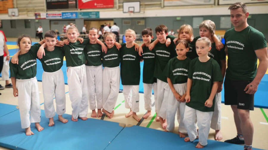 Das Foto zeigt das Judo-Nachwuchsteam beim Westfalen-Cup U13 mit Trainer Fabian Langer. (Foto: privat)