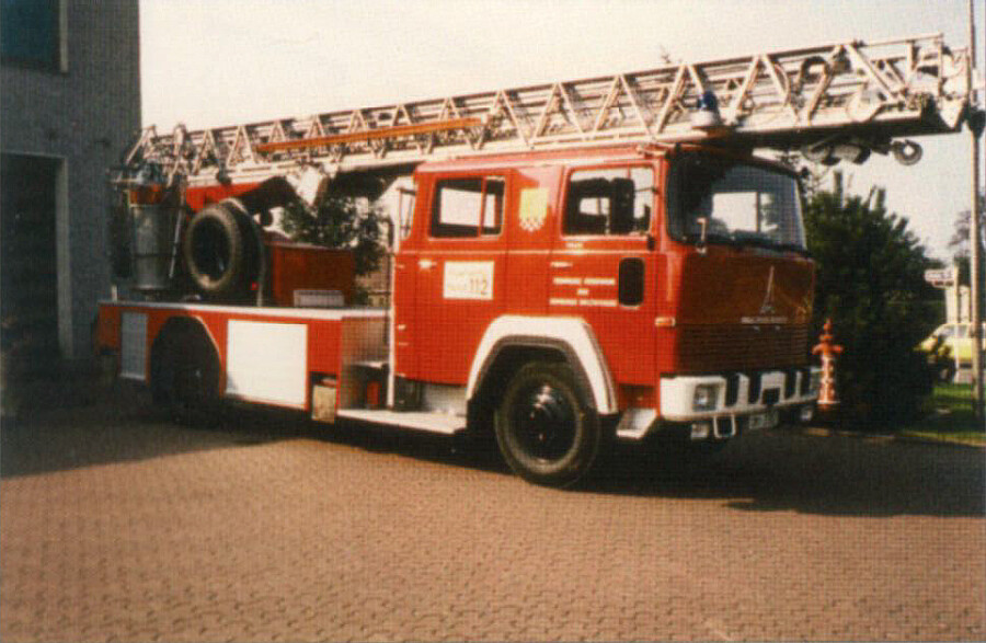 Das erste Drehleiterfahrzeug DLK 23-12 der Freiwilligen Feuerwehr der Gemeinde im September 1980. (Foto aus: "100 Jahre Löschgruppe Opherdicke") 