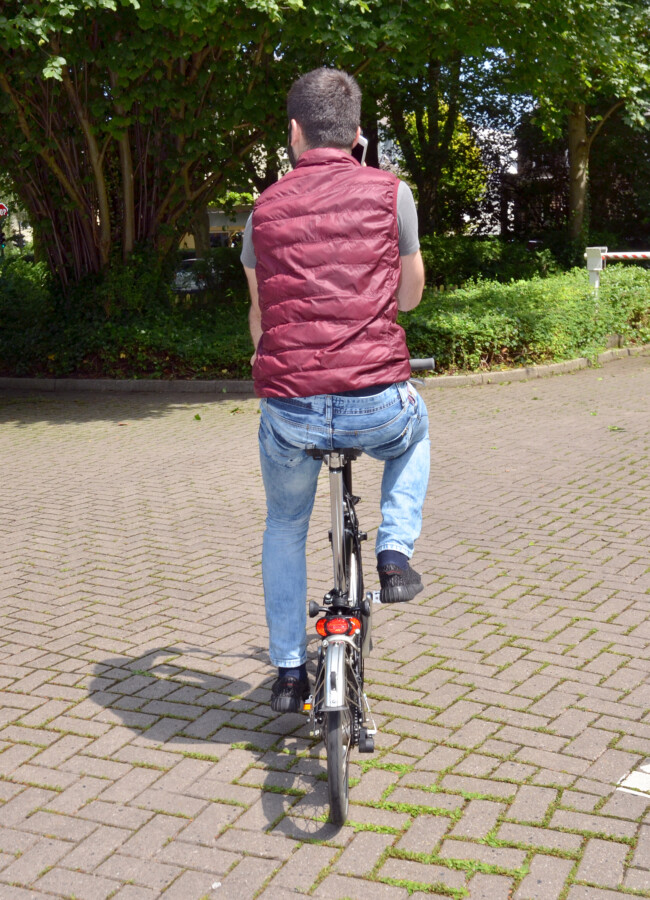 So nicht: Die Hände gehören beim Radfahren an den Lenker – deshalb ist das Telefonieren dabei verboten. (Foto: B. Kalle – Kreis Unna)