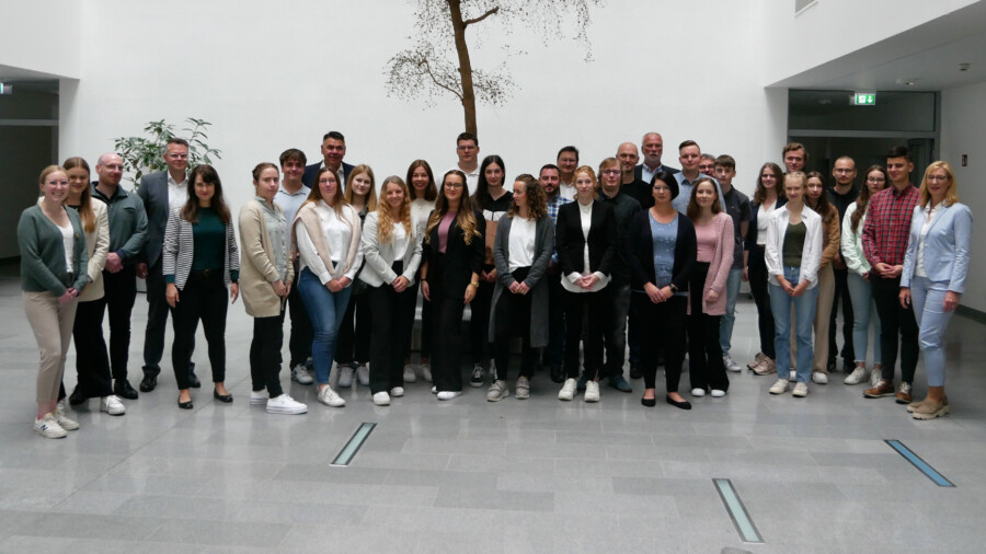 Landrat Mario Löhr und die übrigen Vertreterinnen und Vertreter der Kreisverwaltung begrüßten die 24 neuen Auszubildenden im Kreishaus. (Foto: Volker Meier - Kreis Unna) 