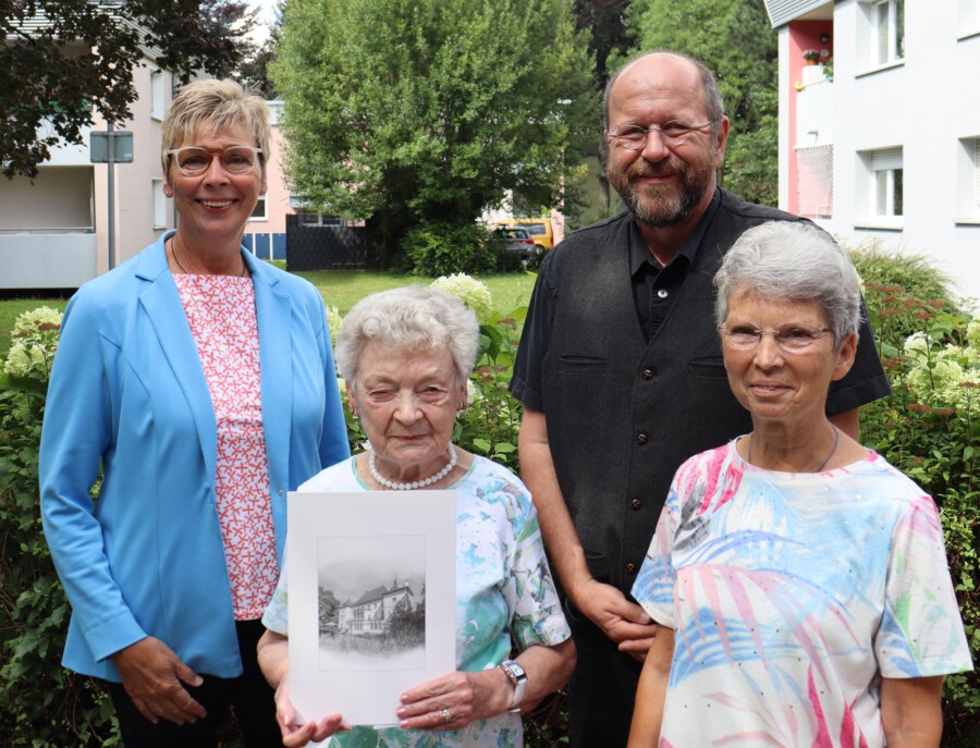 Bürgermeisterin Ulrike Drossel (l.) und die beiden Vorsitzenden des Trägervereins, Andreas Bunge und Hermine Clodt (beide Trägerverein) gratulieren Lieselotte Arz (2.v.l.) zum 90. Geburtstag. (Foto: privat)