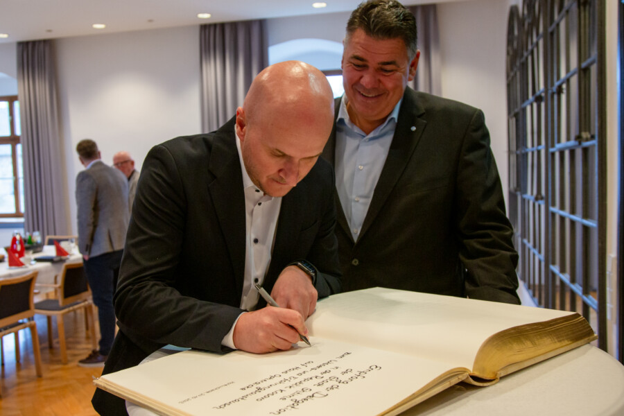  Landrat Mario Löhr mit Bürgermeister Dr. Qemajl Aliu, der auf Haus Opherdicke in das goldene Buch des Kreises Unna schreibt. (Foto: Alexander Heine – Kreis Unna)