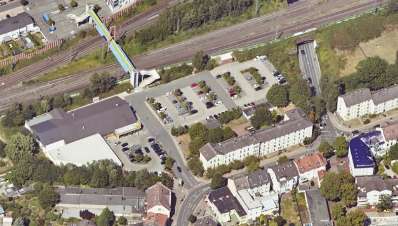 Friedhelm Klemp (Die Grünen) schlägt vor, den Bereich der gemeindlichen Parkplätze an der Feme (Bildmitte unterhalb der Bahngleise) neu zu bewerten und mit bezahlbarem Wohnraum zu überplanen. (Luftbild: Geoservice Kreis Unna)  
