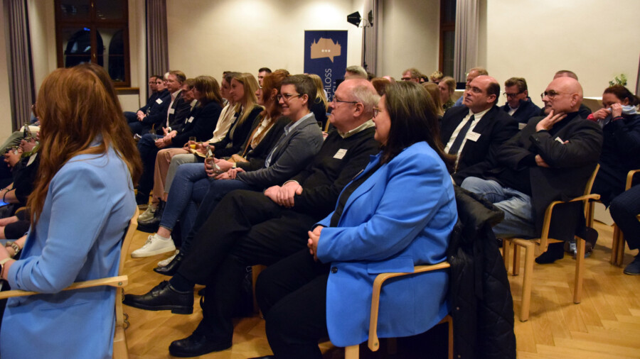 Volles Haus in Holzwickede: Mehr als 50 Vertreterinnen und Vertreter aus Unternehmen, Politik und Verwaltung waren der Einladung zum WFG-Schlossgespräch gefolgt. (Foto: Heinze -- WFG)