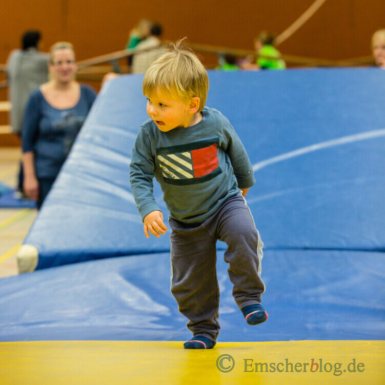 Der KSB Unna lädt am Mittwoch (22. November) zum "Winter-Bewegungsfest" in die Kinderglückhalle ein: turnendes Kind beim HSC-Spielfest. (Foto: P. Gräber - Emscherblog) 