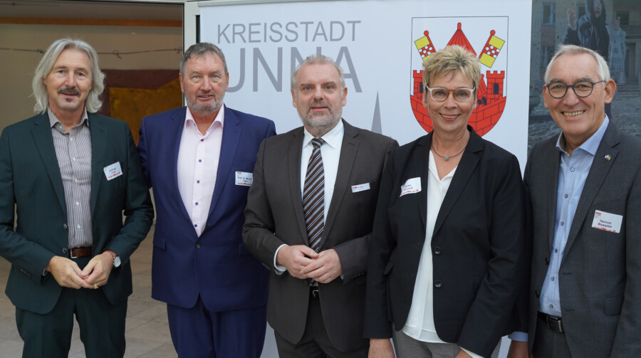 IHK-Vizepräsident Andreas Tracz (v.l.), Prof. Dr. Michael Tracz, der Unnaer Bürger-meister Dirk Wigant, die Holzwickeder Bürgermeisterin Ulrike Drossel und Regie-rungspräsident Heinrich Böckelühr freuten sich über den guten Austausch beim ers-ten Wirtschaftsfrühstück im Unnaer Rathaus. (Foto: Kevin Kohues/Kreisstadt Unna))