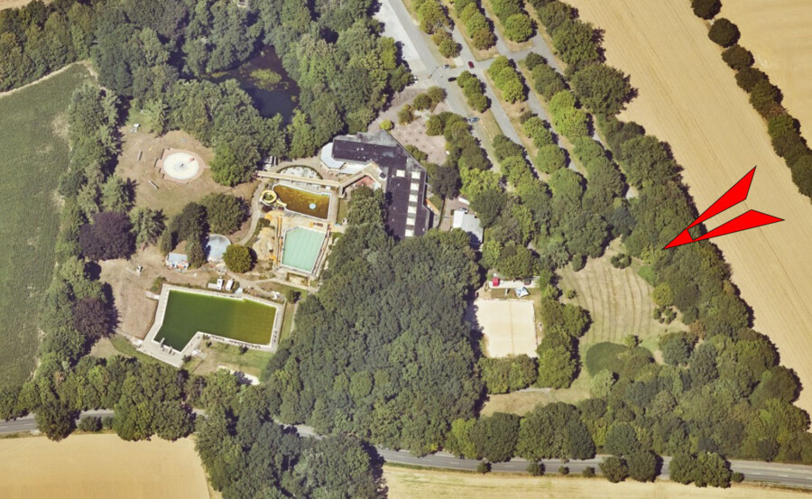 Diese Luftaufnahme zeigt die Lage der gemeindlichen Fläche "Betzingers Hügel" (roter Pfeil) neben der Beachvolleyball-Anlage an der Freizeitanlage Schöne Flöte. Die NABU Ortsgruppe würde hier gerne eine Öko-Zelle einrichten. (Luftbild: Kreis Unna)  