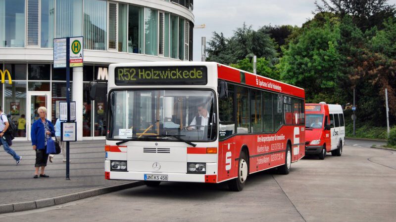 Die Westfalenbus GmbH hatte ein neues Linienkonzept für den R52 (Bild) vorgeschlagen, da sich zunehmend Verspätungen auf der Linie ergeben. Der Politik in Holzwickede lehnt die geplanten Änderungen jedoch ab. (Foto: VKU Kreios Unna) 