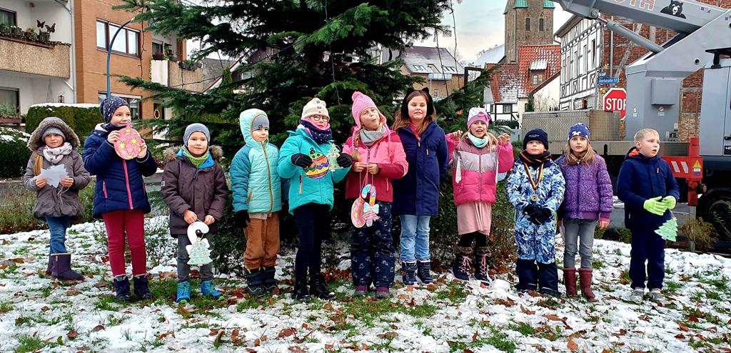 Kinder der Paul-Gerhardt-Schule schmückten den Baum anschließend mit selbst gebasteltem Weihnachtsschmuck. (Foto: privat) 