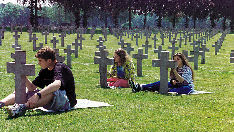 Teilnehmer eines Volksbund-Workcamps erneuern die Beschriftung der Grabkreuze auf der deutschen Kriegsgräberstätte des Zweiten Weltkrieges in Ysselsteyn/ Niederlande. (Foto: Volksbund)